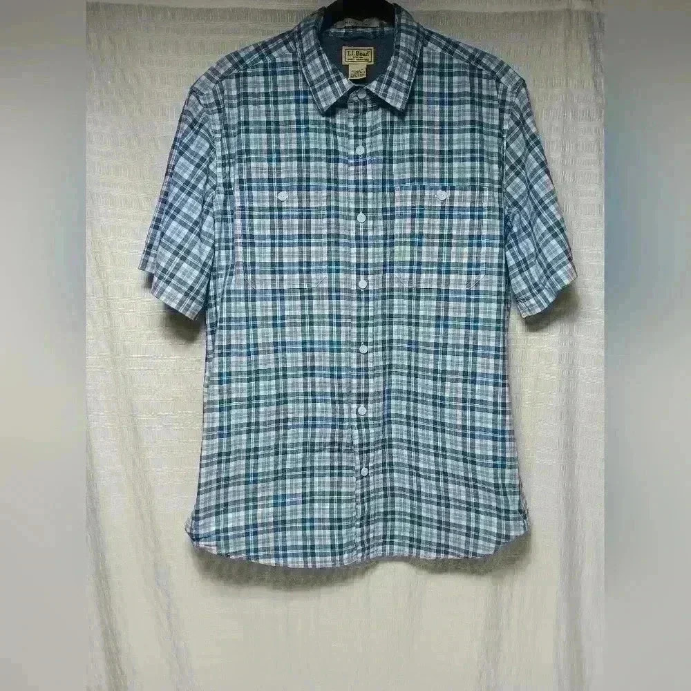 Llbean Slightly Fitted 💯 cotton short sleeve button  down shirt. Men's L
